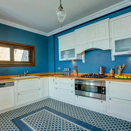 Islamlar Sleeps 8